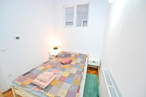 a bedroom with a bed with pink towels on it at FLH - Maria Grand Square Apartment in Sibiu