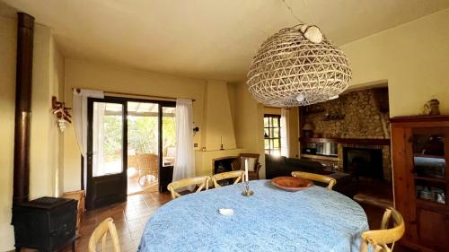 una sala da pranzo con tavolo e sedie blu di Casa Christine a Playa Migjorn