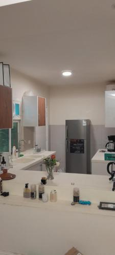eine Küche mit weißen Arbeitsplatten und einem Kühlschrank in der Unterkunft فلل سهم الرياض in Riad