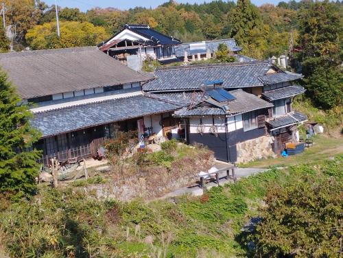 una vista aérea de una casa asiática en una colina en Nano Village Okayama - Vacation STAY 66531v, en Kaga