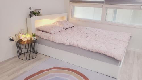 Tempat tidur dalam kamar di Cozy spacious house