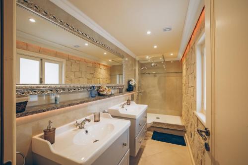 een badkamer met wastafel en toilet bij No 1 Mandria in Limassol