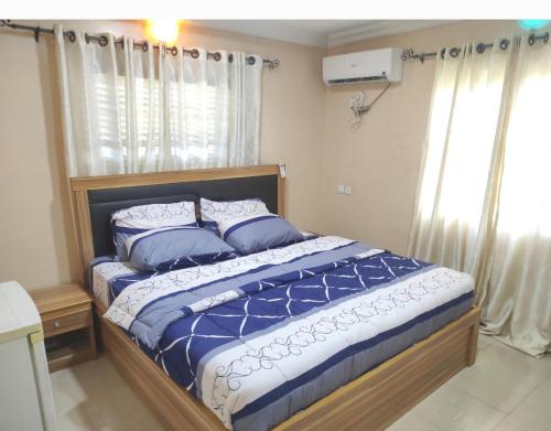 En eller flere senge i et værelse på Inviting 2-Bed House in Abeokuta