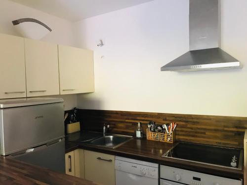 une cuisine avec un évier et un plan de travail dans l'établissement Rez de chaussez de villa 4 personnes mer, à Sorbo-Ocagnano