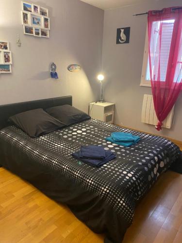 une chambre avec un lit avec deux serviettes dessus dans l'établissement Chez Manu Meublé de tourisme 2 étoiles pour 6 personnes - 3 chambres, à Villeparisis