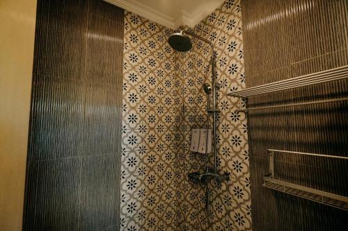 a shower stall in a bathroom with a shower curtain at Bellissimo Minolos in Barili
