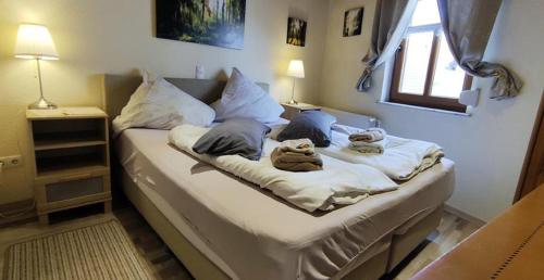 a bedroom with a bed with two stuffed animals on it at Pension Zur Schlummerstube in Guntersblum