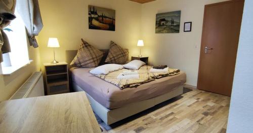 1 dormitorio pequeño con 1 cama en una habitación en Pension Zur Schlummerstube, en Guntersblum