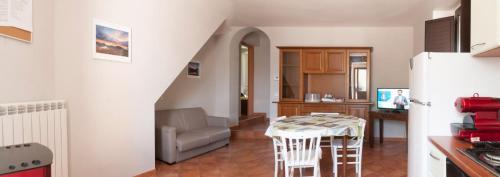 eine Küche und ein Wohnzimmer mit einem Tisch und einem Sofa in der Unterkunft Appartamento Bojano in Boiano