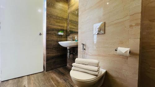 ein Bad mit einem WC und einem Waschbecken in der Unterkunft Olive Service Apartments New Town in Kalkutta