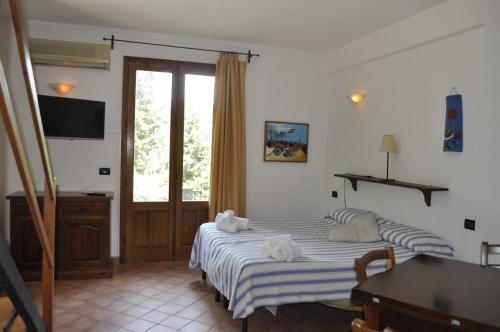 een slaapkamer met een bed met twee handdoeken erop bij Borgo San Francesco in Gioiosa Marea
