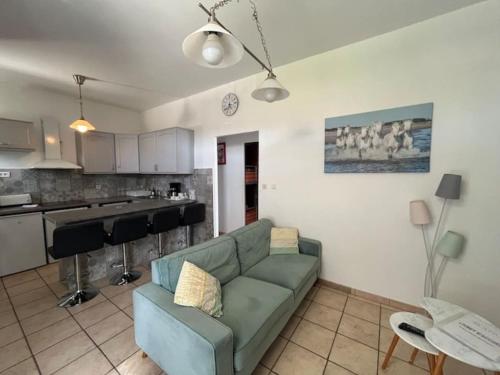 un salon avec un canapé et une cuisine dans l'établissement 