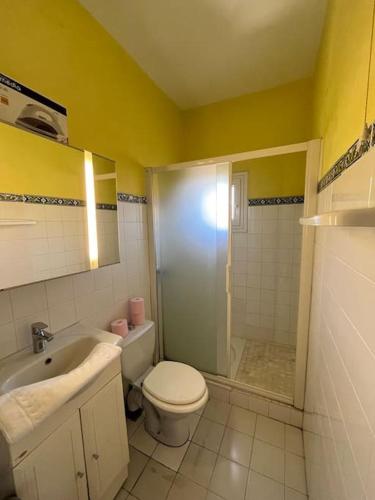 une salle de bain avec une douche, des toilettes et un lavabo dans l'établissement 