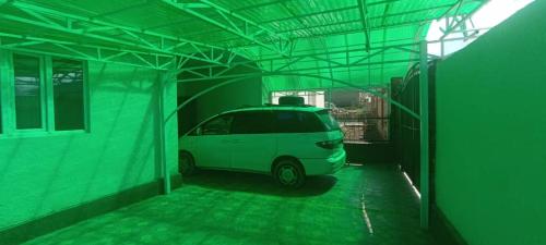 Kichi-JargylchakにあるJargylchak Guest Houseの建物内に停車する白いバン