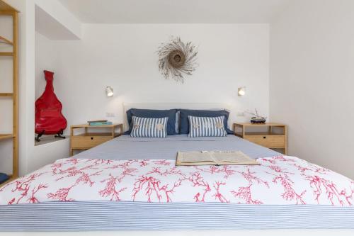 En eller flere senge i et værelse på Luxury Villa Turquoise road for Villasimius 50 m from the sea IUN S0573