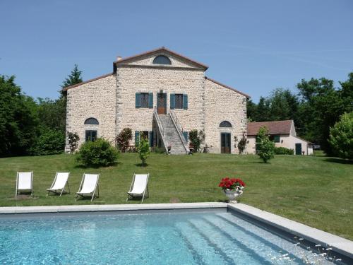 une maison avec une piscine devant une maison dans l'établissement Le Moulin Rénové, à La Boulaye