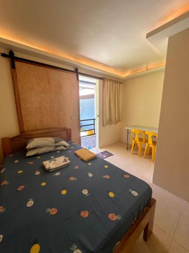 a bedroom with a bed and a table with chairs at Cris & Mar Homestay in Burgos