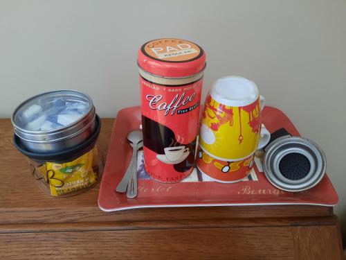 una bandeja con dos latas de coca y tazas en una mesa en B&B Lomolen en Aalter