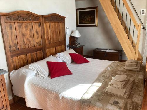 ViarigiにあるI Grappoli Diviniのベッドルーム1室(大型ベッド1台、赤い枕付)