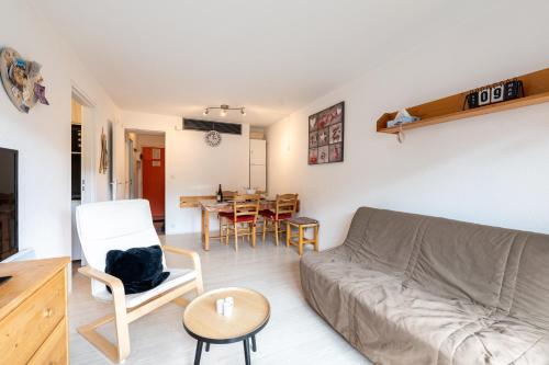 un salon avec un canapé et une table dans l'établissement Le Corbier - studio avec belle vue montagne, à Villarembert