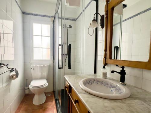 La salle de bains est pourvue d'un lavabo et de toilettes. dans l'établissement Housing León Marigold, à León