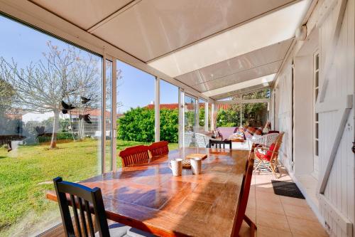 une salle à manger extérieure avec une table et des chaises dans l'établissement Douce escapade avec jardin à 800m de la plage, à Saint-Hilaire-de-Riez