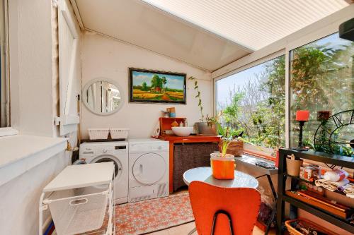 - une buanderie avec un lave-linge et un sèche-linge dans l'établissement Douce escapade avec jardin à 800m de la plage, à Saint-Hilaire-de-Riez