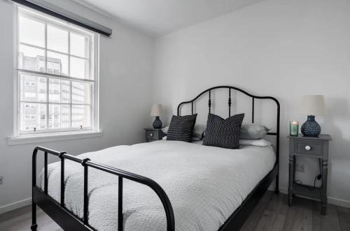Postel nebo postele na pokoji v ubytování Edinburgh Castle Apartment