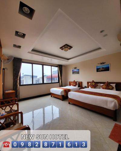 een hotelkamer met 2 bedden en een groot raam bij KHÁCH SẠN NEW SUN in Sa Pa
