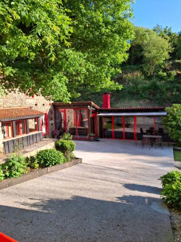 einen Pavillon mit einem Tisch und Stühlen in einem Park in der Unterkunft A Pontiga I Casa Rural in Mezonzo