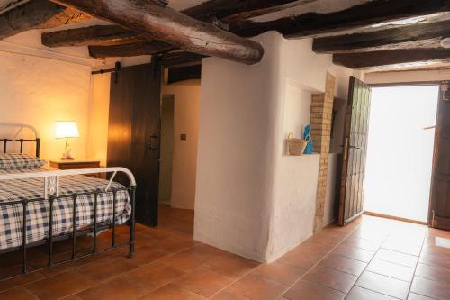- une chambre avec un lit et une grande fenêtre dans l'établissement Masia en plena naturaleza y tranquilidad, à San Quintín de Mediona