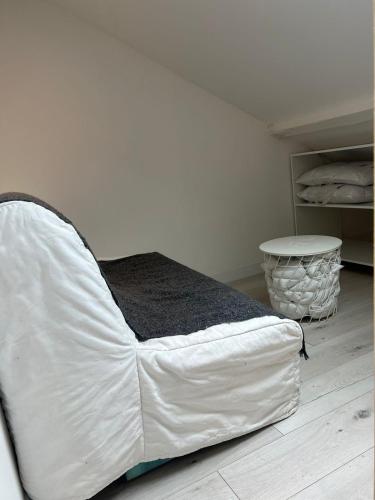 une chambre avec un lit blanc et une table dans l'établissement la soie, à Rhut