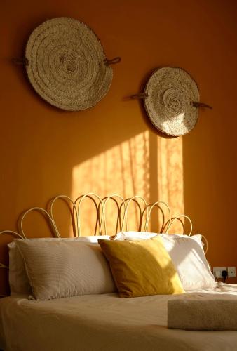 a bedroom with a bed and a window with at Al Rawnaq Studio in Al Ḩamrāʼ