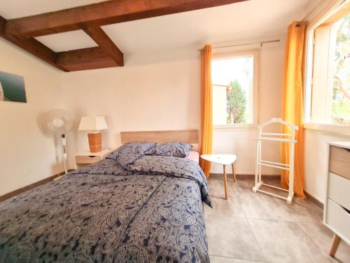 um quarto com uma cama e uma janela em La perle du Roussillon em Fitou