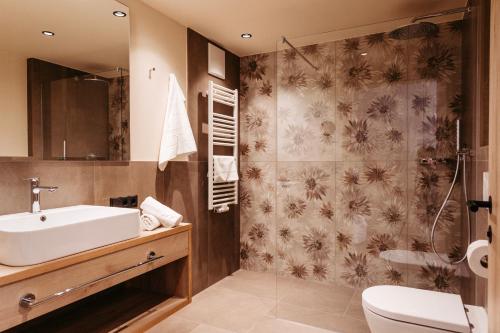 y baño con lavabo y ducha. en Hotel Gantkofel, en Andrian