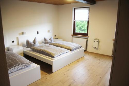 um quarto com 2 camas e uma janela em Hotel Zur Krone em Lorch am Rhein