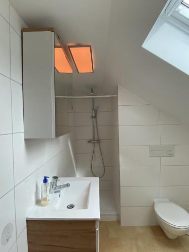 Ένα μπάνιο στο Ferienwohnung mit 3 Schlafzimmern, Erdgeschoss, zentral Freyung