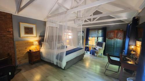 1 dormitorio con 1 cama con dosel en Iris Retreat & Island Day Spa, en Hartbeespoort