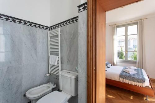 La salle de bains est pourvue de toilettes, d'un lit et d'une fenêtre. dans l'établissement #15 Sea front Villa AC stunning view for 6 pers wifi, à Nice