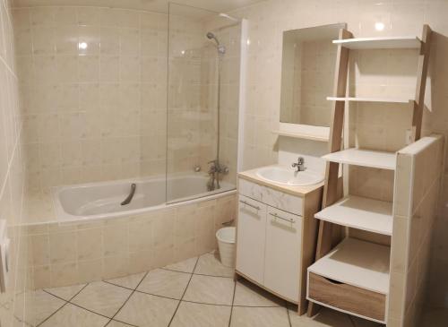 ein Badezimmer mit einer Badewanne, einem Waschbecken und einem WC in der Unterkunft Gites de la Bénardière in Vallières-les-Grandes