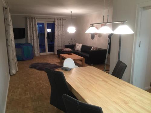 een woonkamer met een tafel en een bank bij Gästehaus Luksch 2 in Freyung