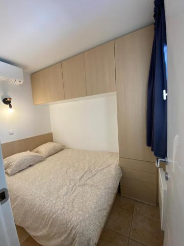 - une petite chambre avec un lit et des armoires dans l'établissement Appartement vue mer, à Villefranche-sur-Mer