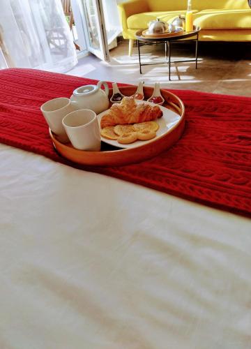 un vassoio con un piatto di cibo su un tappeto rosso di Pjazza Suites Boutique Hotel by CX Collection a Siġġiewi