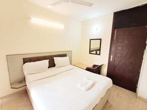 Ein Bett oder Betten in einem Zimmer der Unterkunft Roomshala 160 Hotel Red - Vasant Kunj