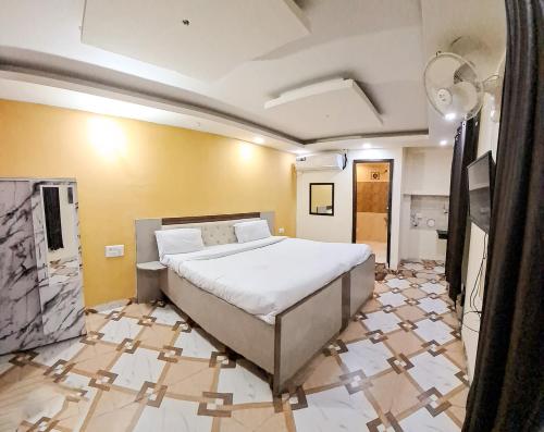 Giường trong phòng chung tại Roomshala 160 Hotel Red - Vasant Kunj