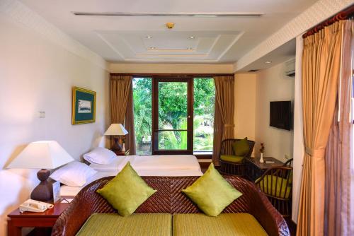 Area tempat duduk di The Patra Bali Resort & Villas - CHSE Certified