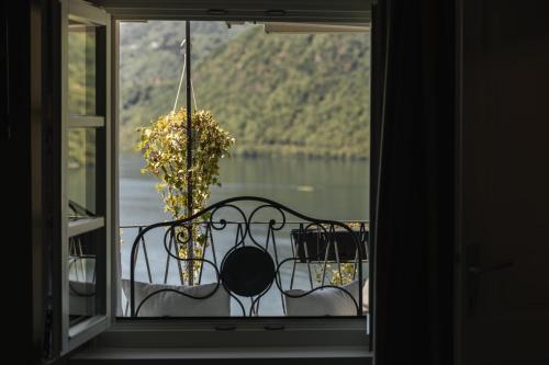 una finestra con vista su una cassa d'acqua di Villa Antica Colonia - Lake Orta - Suite Apartments Adults Only - SPA & Wellness a Pettenasco