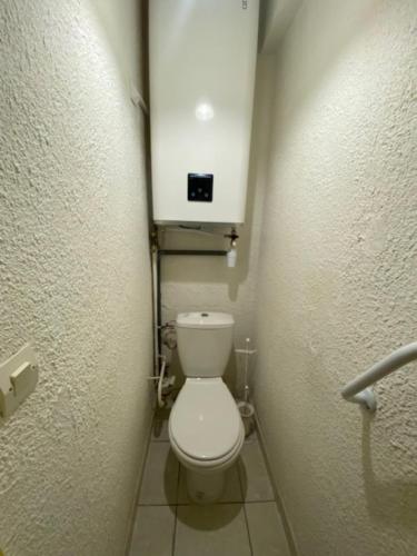 a small bathroom with a toilet in a stall at Appartement 30m2 proche gorge du verdon et cure thermale de Gréoux in Gréoux-les-Bains