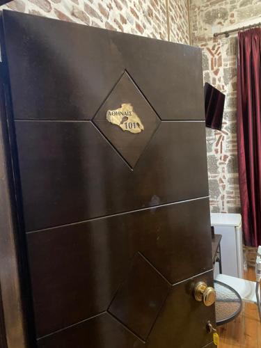 een zwarte deur met een sticker erop bij Olympias Mansion Mitilini in Mytilini