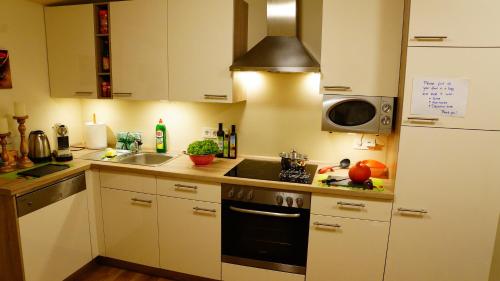 Køkken eller tekøkken på Bavaria City Hostel - Design Hostel